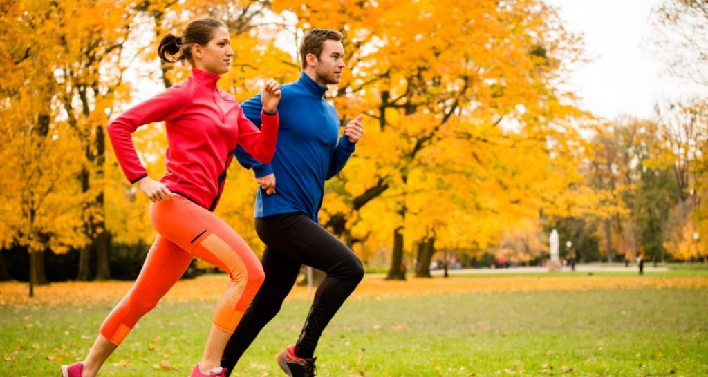 Deux coureurs à travers le parc