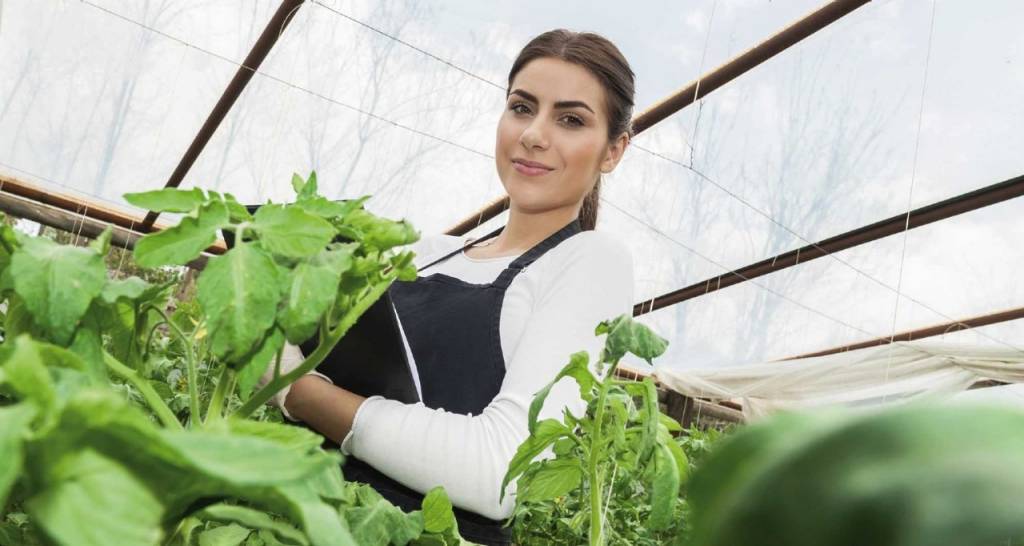 Une femme cueillant des légumes