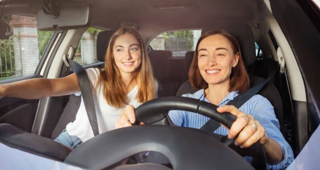 Une mère et sa fille dans la voiture