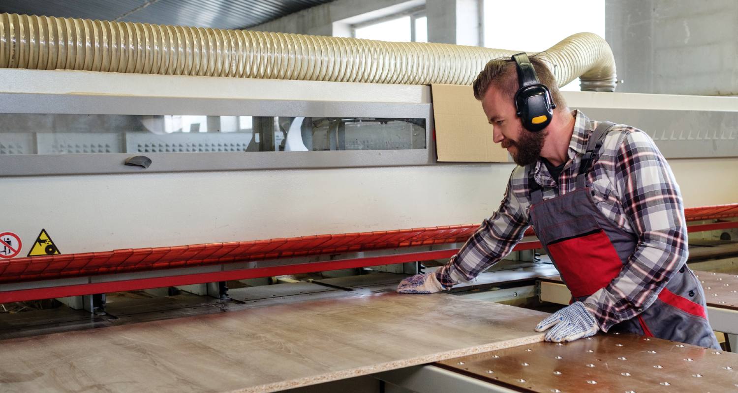 Un homme travaillant le bois